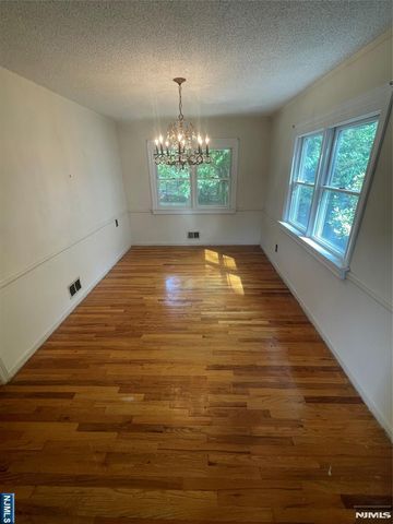 420 Lakeview Drive, Oradell, NJ 07649