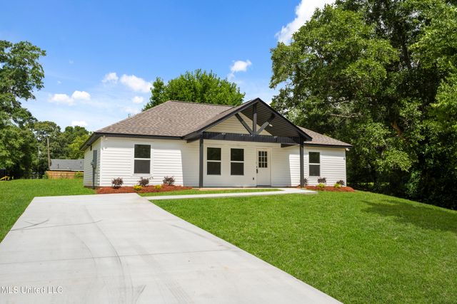 109 N Barnett Street, Poplarville, MS 39470