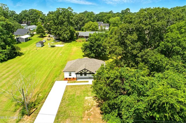 109 N Barnett Street, Poplarville, MS 39470