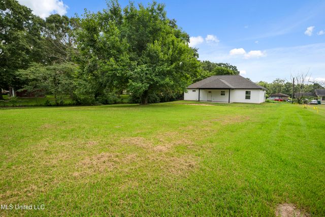 109 N Barnett Street, Poplarville, MS 39470