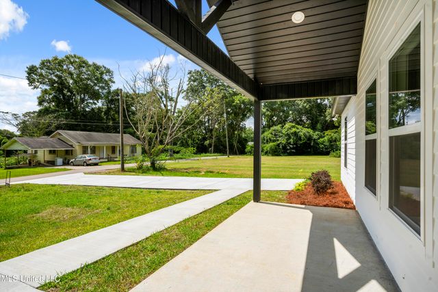 109 N Barnett Street, Poplarville, MS 39470