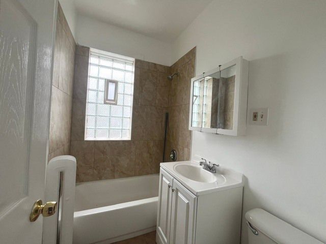 3717 W Cullom Avenue 1, Chicago, IL 60618