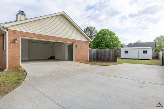 113 Lake Lillian Drive, Perry, GA 31069