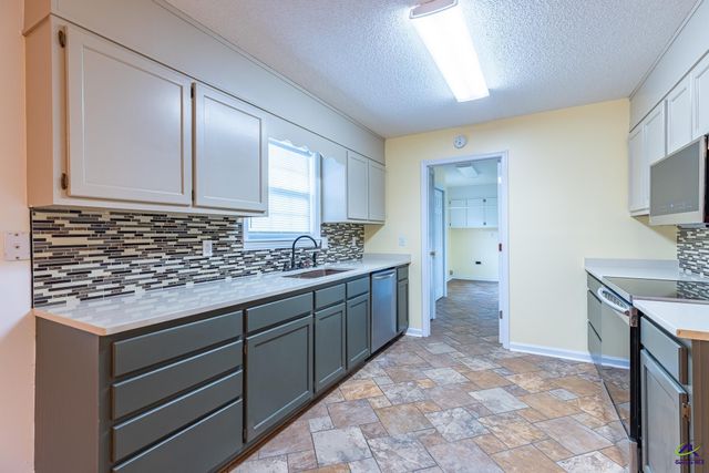 113 Lake Lillian Drive, Perry, GA 31069