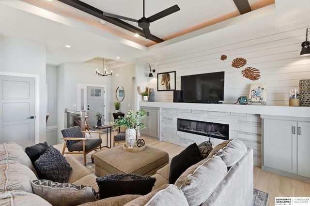 7864 Von Street, Papillion, NE 68046