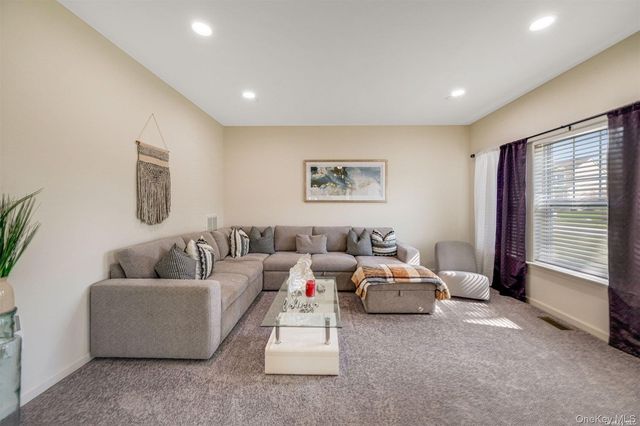 7 Pondview Circle, Shirley, NY 11967