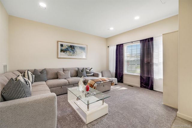 7 Pondview Circle, Shirley, NY 11967