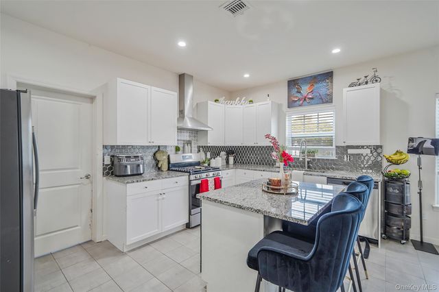 7 Pondview Circle, Shirley, NY 11967