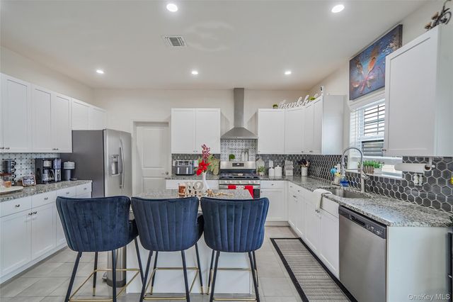 7 Pondview Circle, Shirley, NY 11967