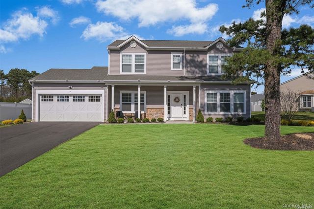 7 Pondview Circle, Shirley, NY 11967