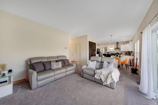 7 Pondview Circle, Shirley, NY 11967