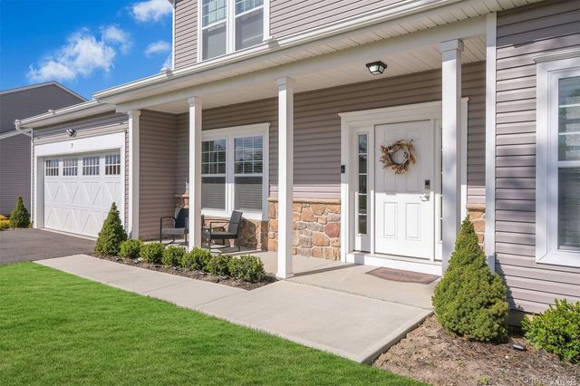 7 Pondview Circle, Shirley, NY 11967