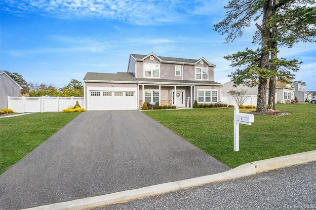 7 Pondview Circle, Shirley, NY 11967