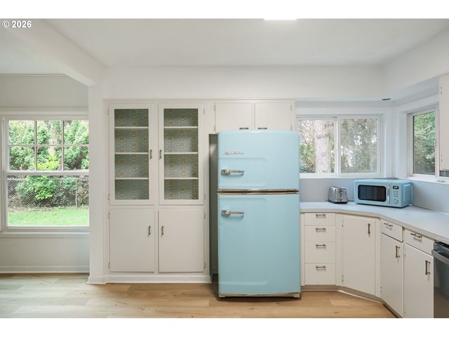 1945 Ne BELL Dr, Portland, OR 97220