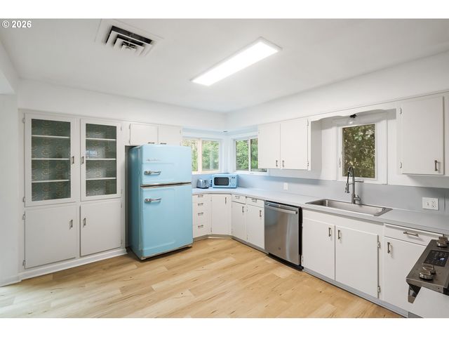 1945 Ne BELL Dr, Portland, OR 97220