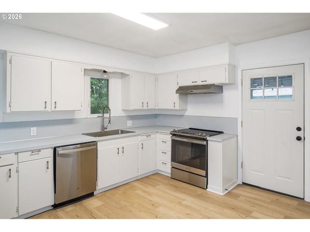 1945 Ne BELL Dr, Portland, OR 97220