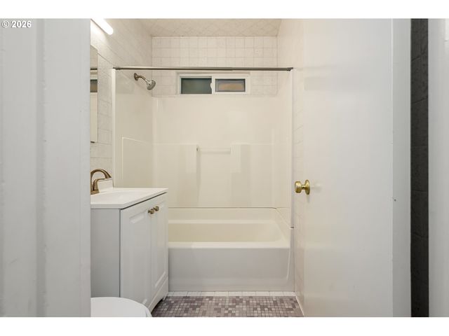 1945 Ne BELL Dr, Portland, OR 97220