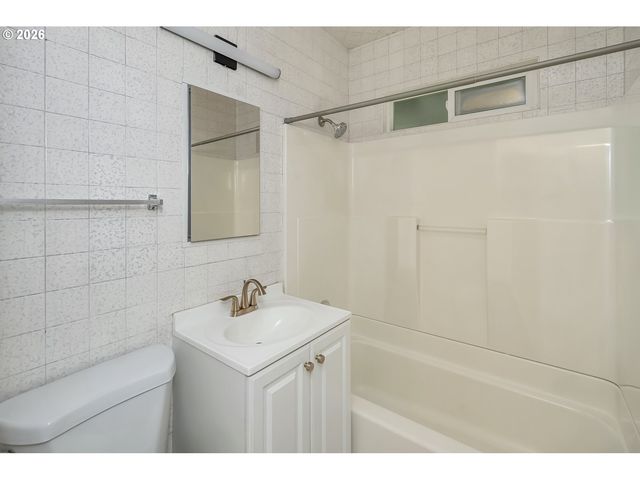 1945 Ne BELL Dr, Portland, OR 97220