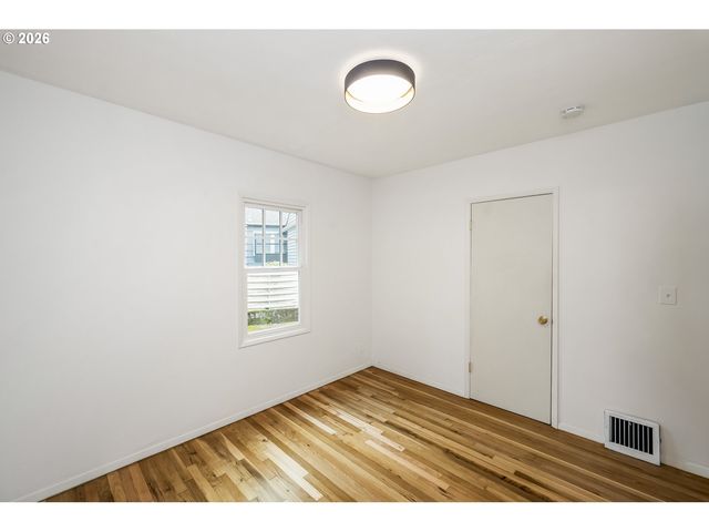 1945 Ne BELL Dr, Portland, OR 97220