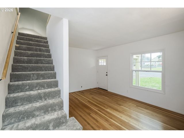 1945 Ne BELL Dr, Portland, OR 97220