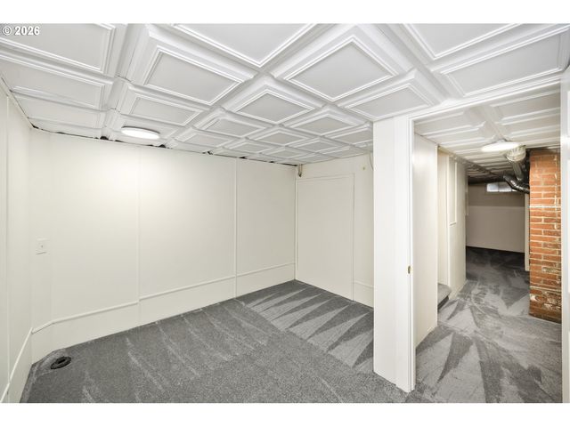 1945 Ne BELL Dr, Portland, OR 97220