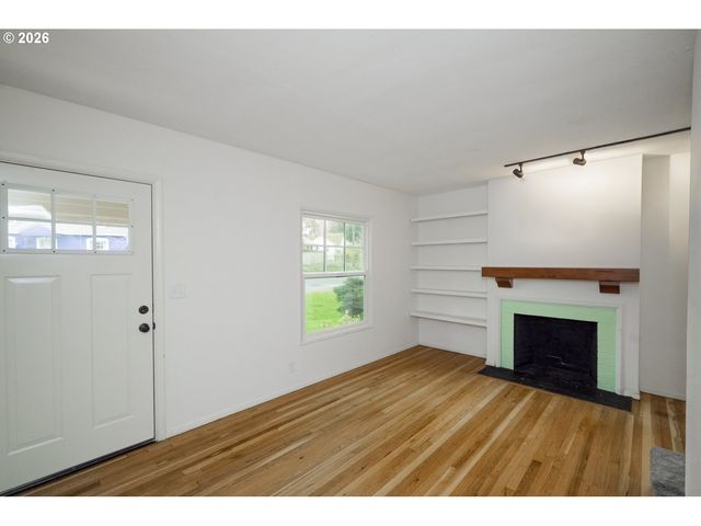 1945 Ne BELL Dr, Portland, OR 97220