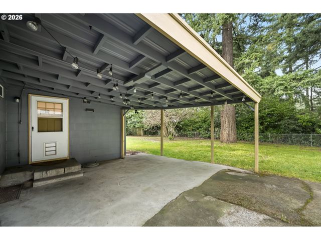 1945 Ne BELL Dr, Portland, OR 97220