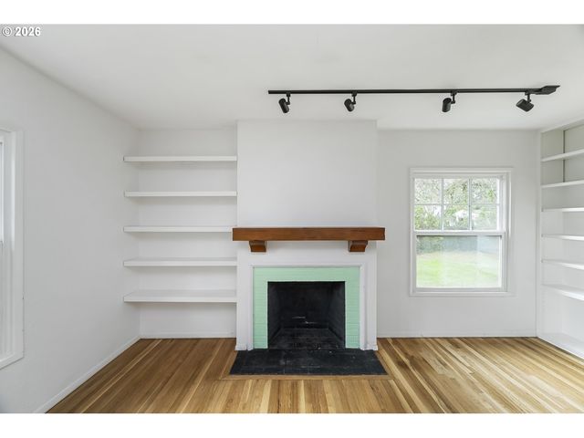 1945 Ne BELL Dr, Portland, OR 97220