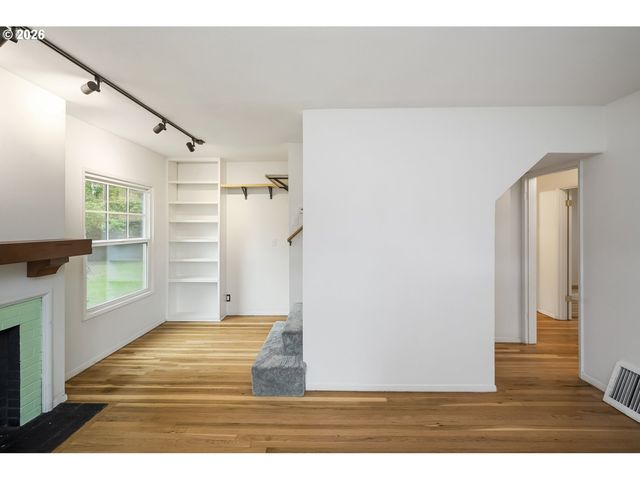 1945 Ne BELL Dr, Portland, OR 97220