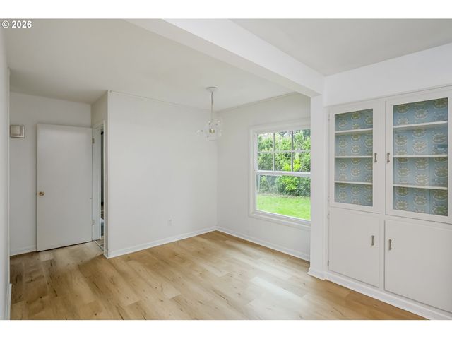 1945 Ne BELL Dr, Portland, OR 97220