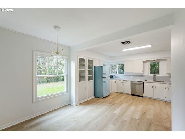 1945 Ne BELL Dr, Portland, OR 97220