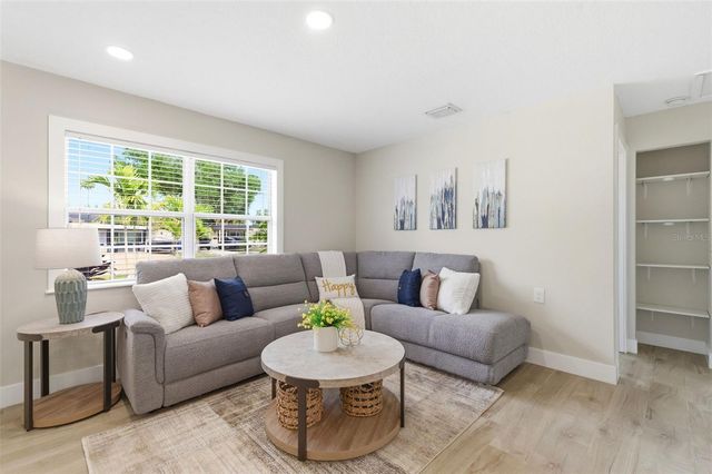 4146 DES MOINES STREET NE, St Petersburg, FL 33703