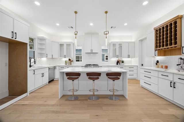 111 E 18th Street, Houston, TX 77008