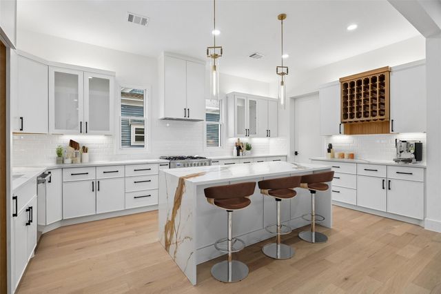 111 E 18th Street, Houston, TX 77008