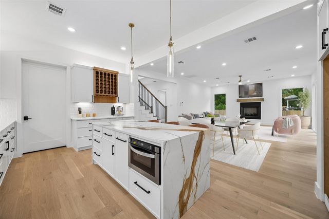 111 E 18th Street, Houston, TX 77008