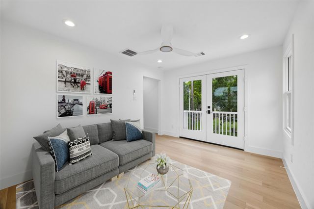 111 E 18th Street, Houston, TX 77008