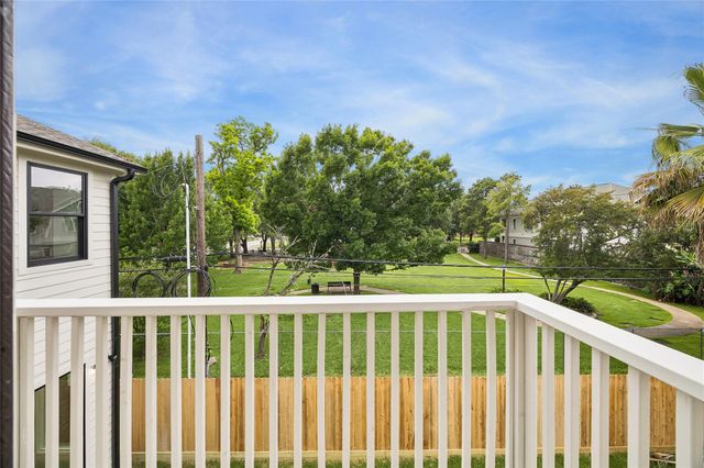 111 E 18th Street, Houston, TX 77008