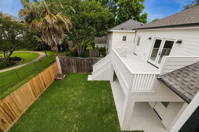 111 E 18th Street, Houston, TX 77008
