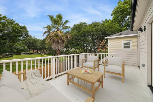 111 E 18th Street, Houston, TX 77008