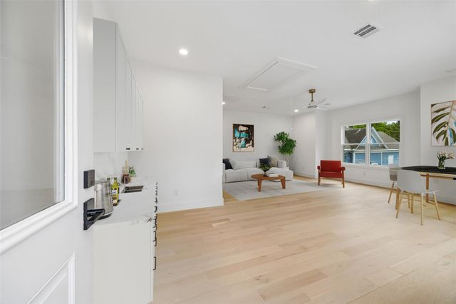 111 E 18th Street, Houston, TX 77008