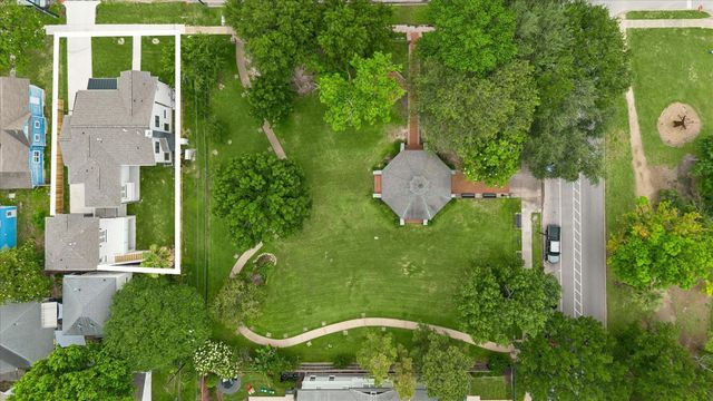 111 E 18th Street, Houston, TX 77008