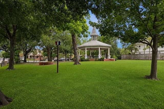111 E 18th Street, Houston, TX 77008