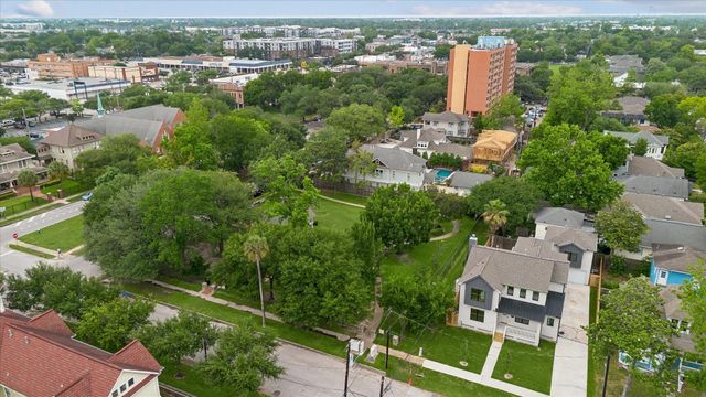 111 E 18th Street, Houston, TX 77008