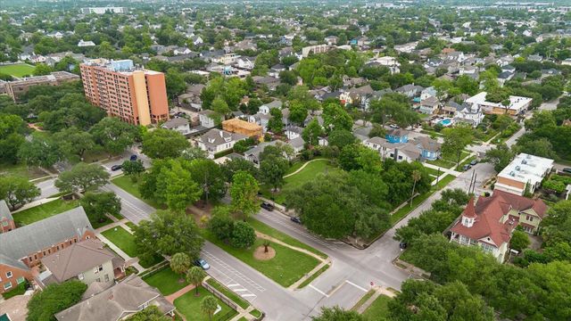 111 E 18th Street, Houston, TX 77008