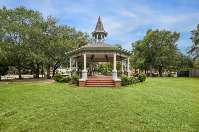 111 E 18th Street, Houston, TX 77008