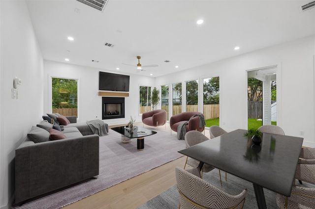111 E 18th Street, Houston, TX 77008