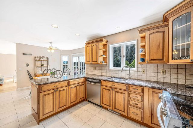 156 Jamaica Avenue, Medford, NY 11763