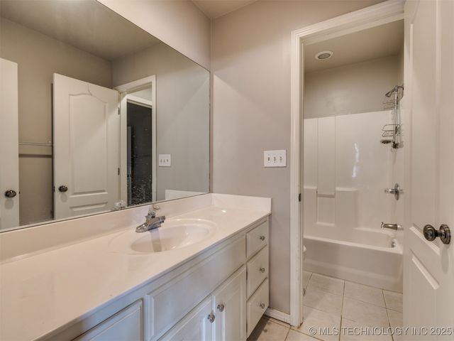 8711 E 101st East Place, Bixby, OK 74133