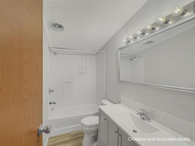 1491 Red Oak Lane, Belmont, MI 49306