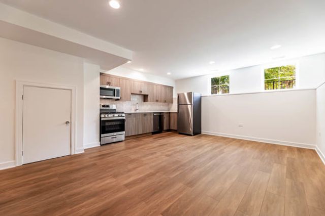 2832 W WILCOX Street, Chicago, IL 60612